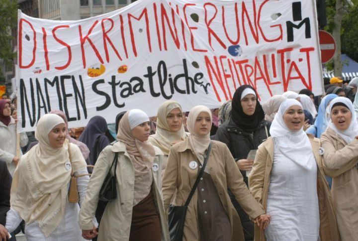 Muslime gegen Kopftuchverbot (2004)